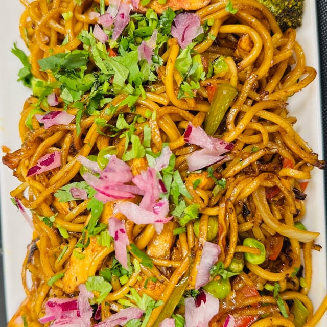 Chowmein/noodles (hakka) chicken.